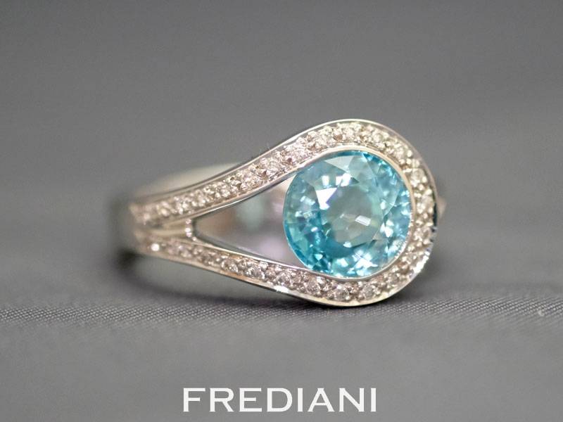 Bague or blanc, zircon bleu et diamants