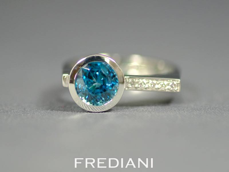 Bague en or blanc zircon bleu et 5 diamants