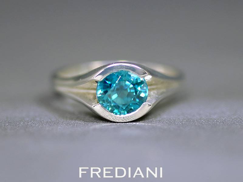 Bague en or blanc sertie d'un zircon bleu