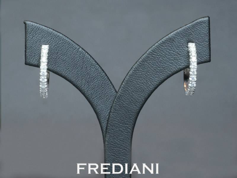 Boucles d'oreilles en or blanc 750/000 serties de 24 diamants naturels FSI2