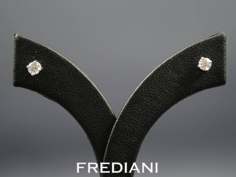 Boucles d'oreilles en or blanc 750/000 serties de 2 diamants FVS de 0.16 carat la paire