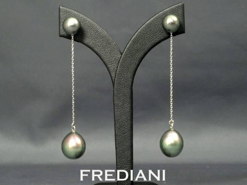 boucles d'oreilles en or blanc et perles noires de Tahiti