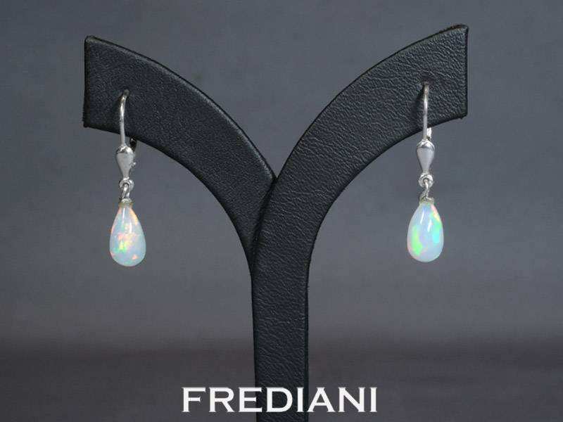 Boucles d'oreilles en argent 925/000 avec 2 pampilles en opale naturelles d'Ethiopie.