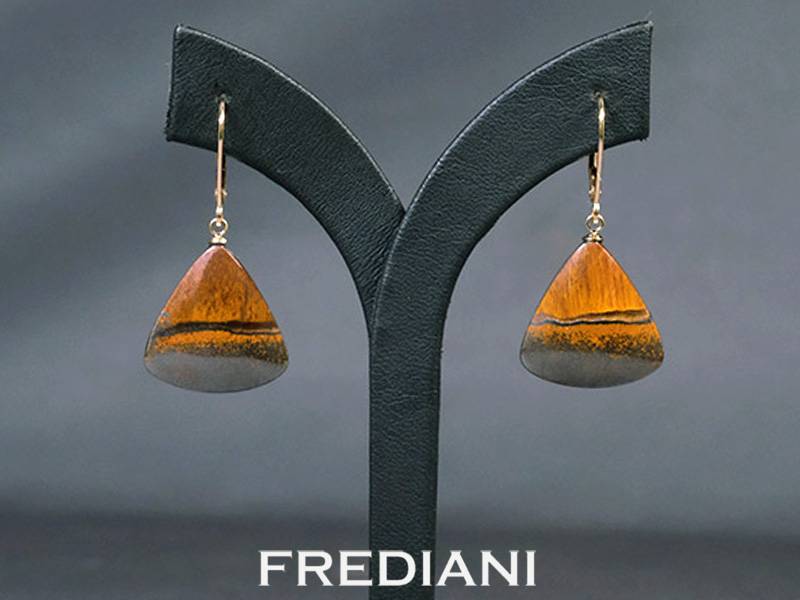 Boucles d'oreilles en or jaune 750/000 avec deux pendant en oeil de Tigre naturel.