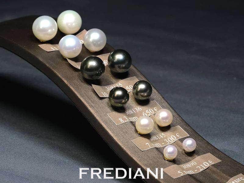 Boucles d'oreilles en or 750/000 et perles blanches et noires de culture dans toutes les grosseurs