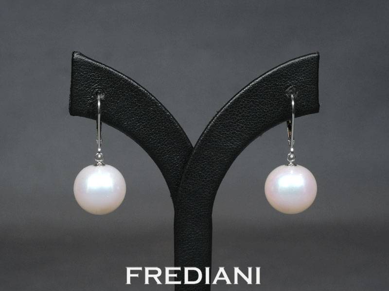 Boucles d'oreilles en or blanc 750/000 et perles de Culture 12.8 mm