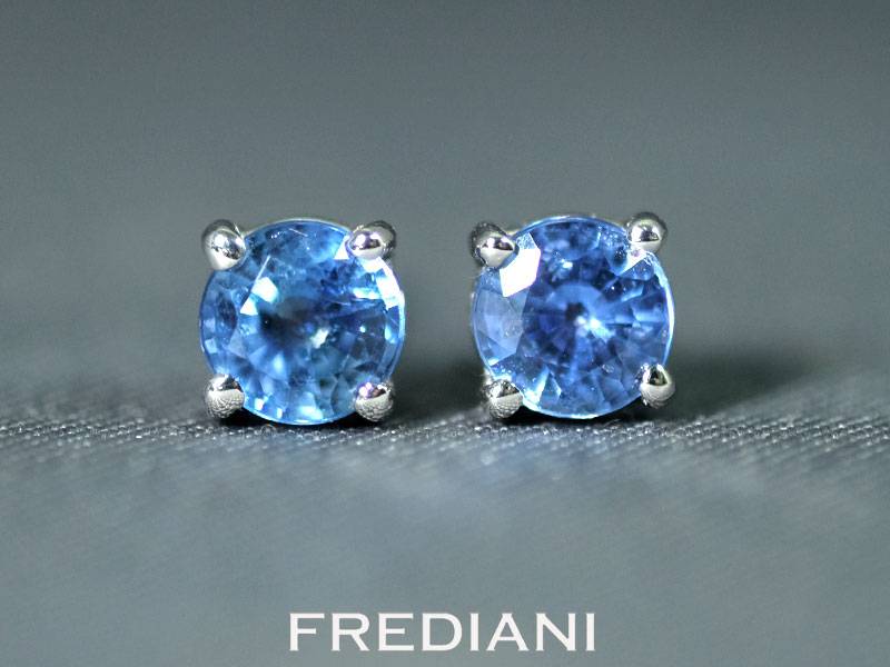 boucles d'oreilles en or blanc et saphirs bleus