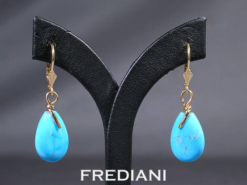 Boucles d'oreilles en or jaune 750/000 serties de pampilles en turquoises.