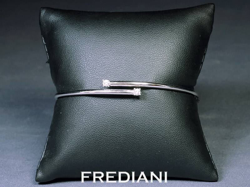 Bracelet en or blanc 750/000 serti de 2 diamants naturels 