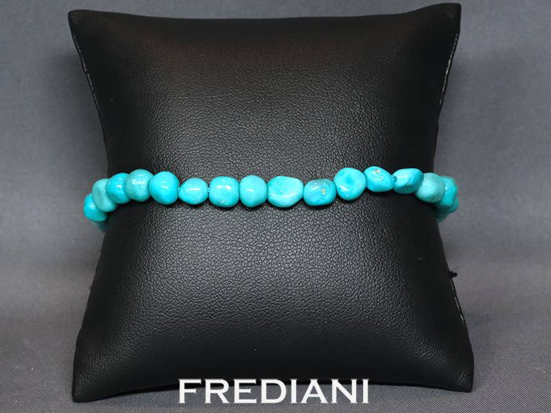 Bracelet en perles de turquoises naturelles baroques avec un fermoir en argent 925/000.