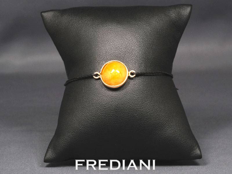 Bracelet en or jaune serti d'un jade orange cabochon