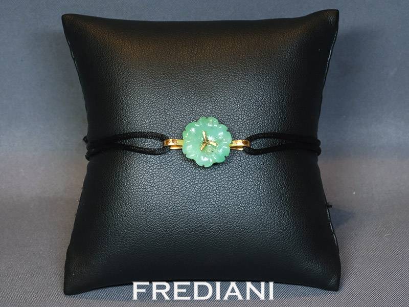 Bracelet cordon avec une fleur en sculptée en chrysoprase sur or jaune 750/000