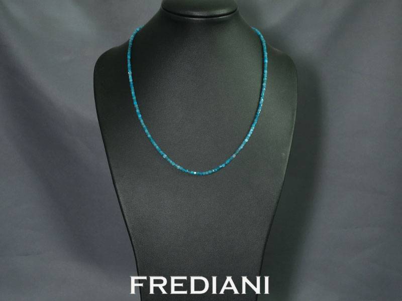Collier en perles d'apatite bleue facettées avec un fermoir en acier.