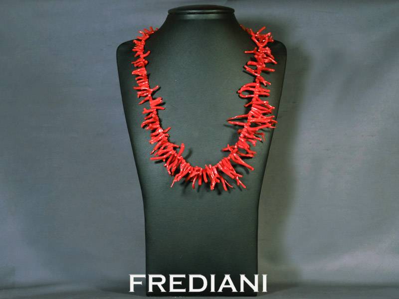 Collier en branches de corail rouge naturelles et fermoir en argent 925/000.