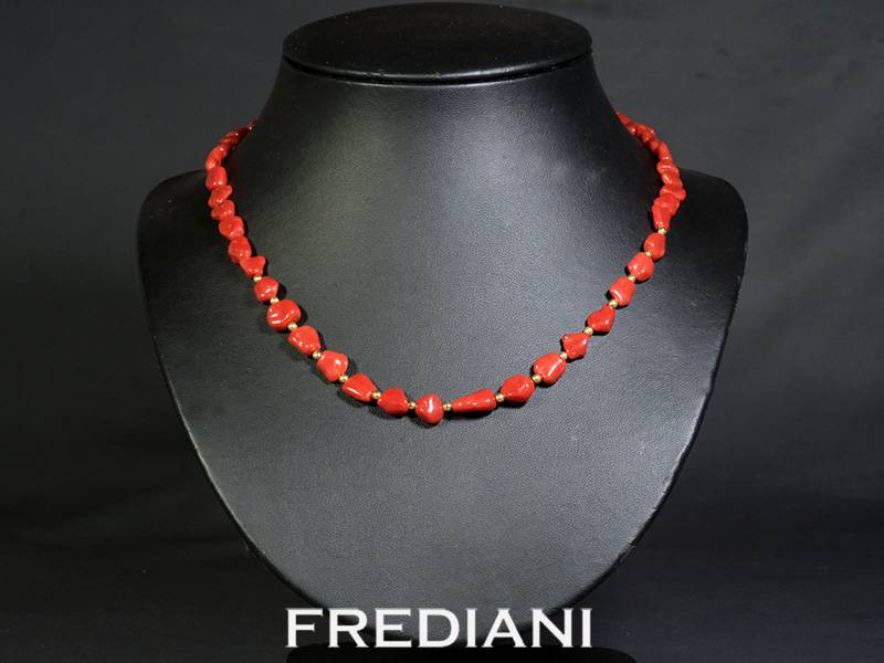 Collier en corail rouge baroque et perles et fermoir en or jaune 750/000