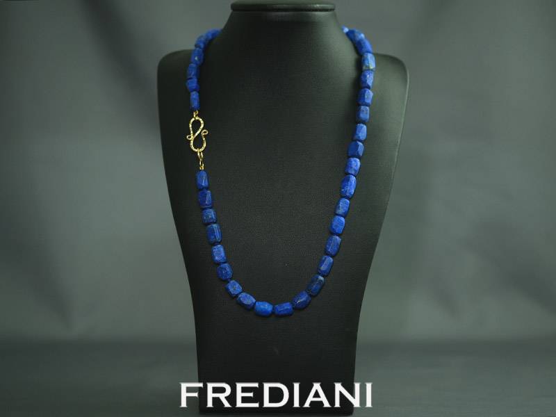 Collier en lapis lazuli naturel et fermoir en or jaune 750/000 réalisé à la main dans notre joaillerie à Nice.