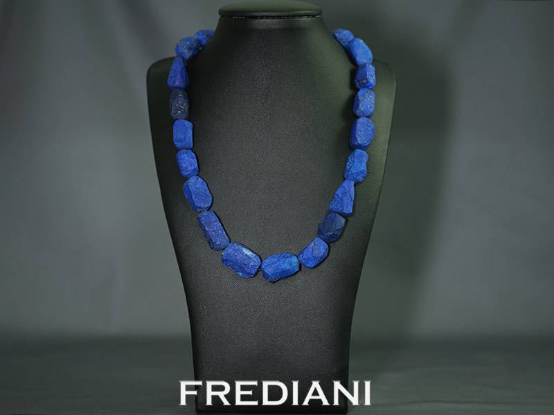 Collier en Lapis lazuli naturel et fermoir en or jaune 750/000.
