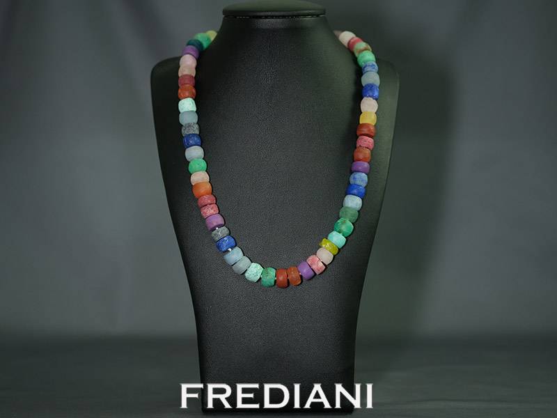 Collier en pierres naturelles et fermoir en or jaune 750/000.