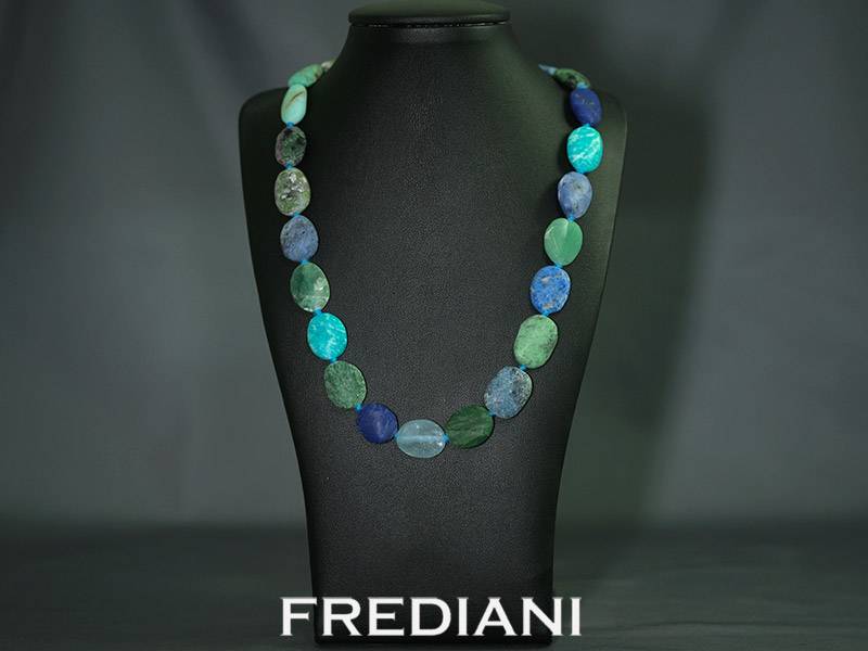 Collier en pierres naturelles et fermoir en argent 925/000