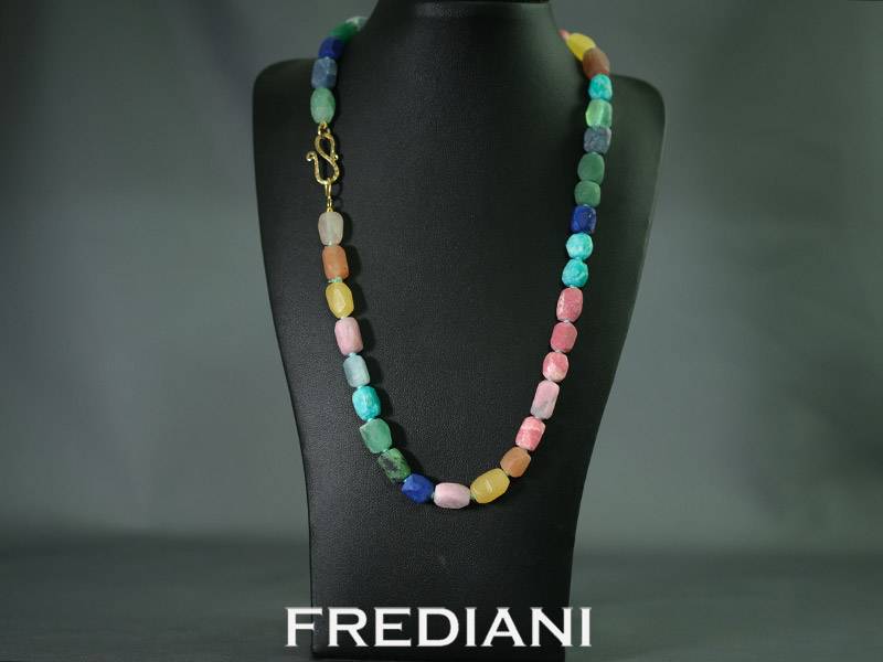 Collier en pierres naturelles et fermoir en or jaune 750/000 réalisé à la main dans notre joaillerie à Nice.