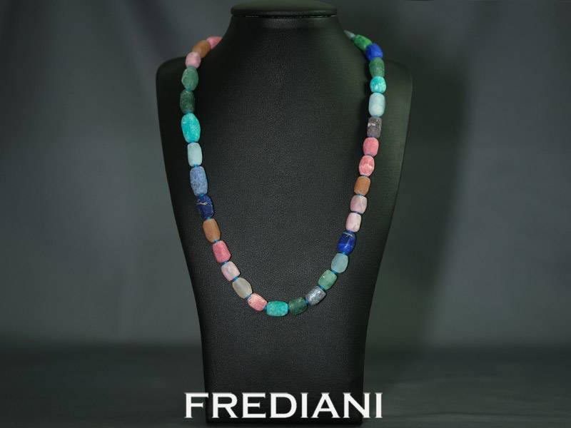 Collier en pierres naturelles et fermoir en or blanc 750/000 réalisé à la main.