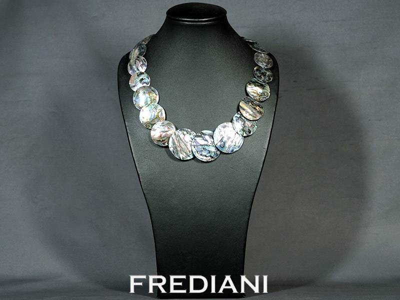 Collier en plaques de nacres noires et fermoir en argent 925/000.