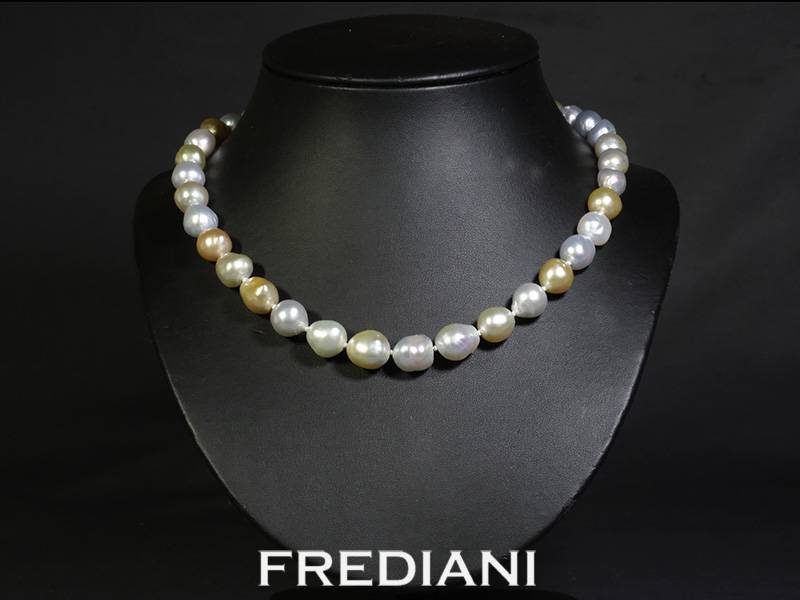Collier en perles de culture et fermoir en or blanc 750/000.