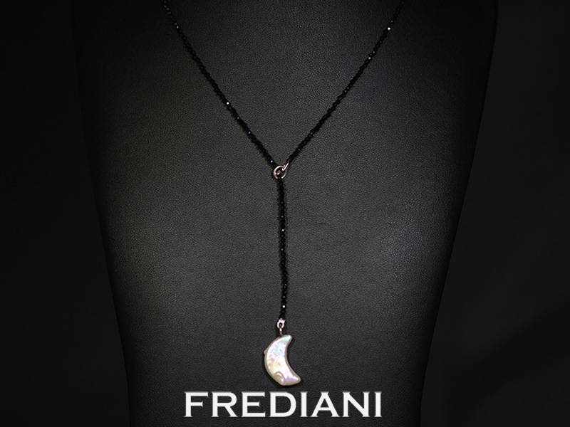 Collier en boules facettées de spinelles noirs, perle d'eau douce et fermoir en argent 925/000