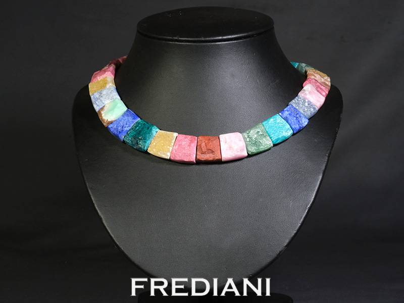 Collier en pierres naturelles et fermoir en or jaune 750/000