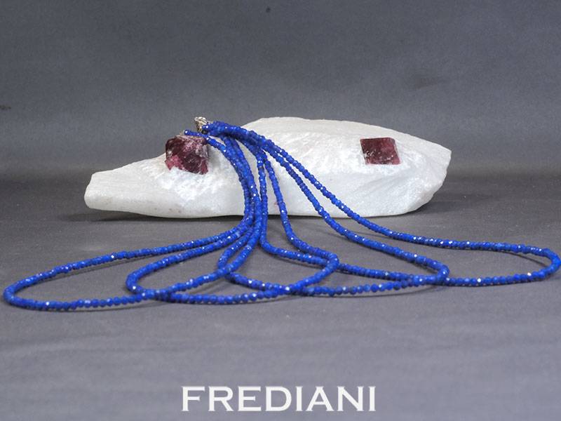 Collier en boules de lapis lazuli finement facettées et son fermoir en argent 925/000.