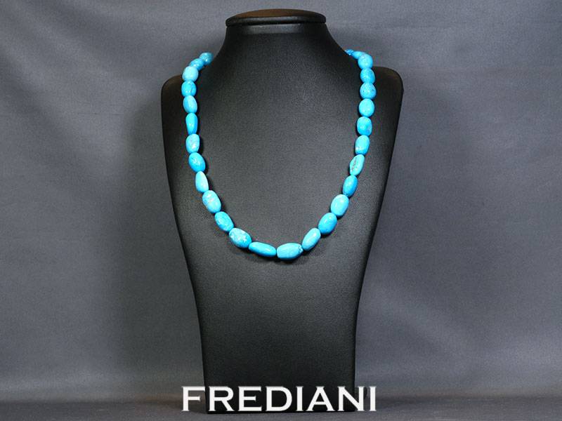 Collier en turquoise naturelle et fermoir en argent 925/000.