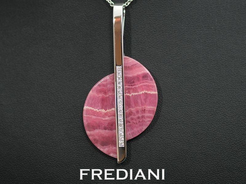 Pendentif en or blanc serti d'une rhodochorsite et 17 diamants