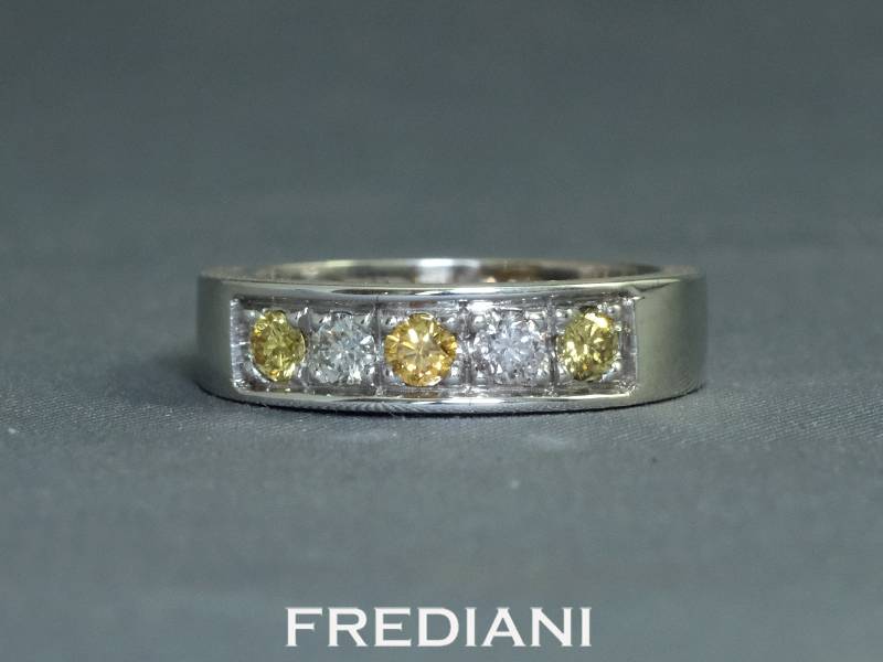 Bague en or blanc 750/000 sertie de 5 diamants de couleur ronds.