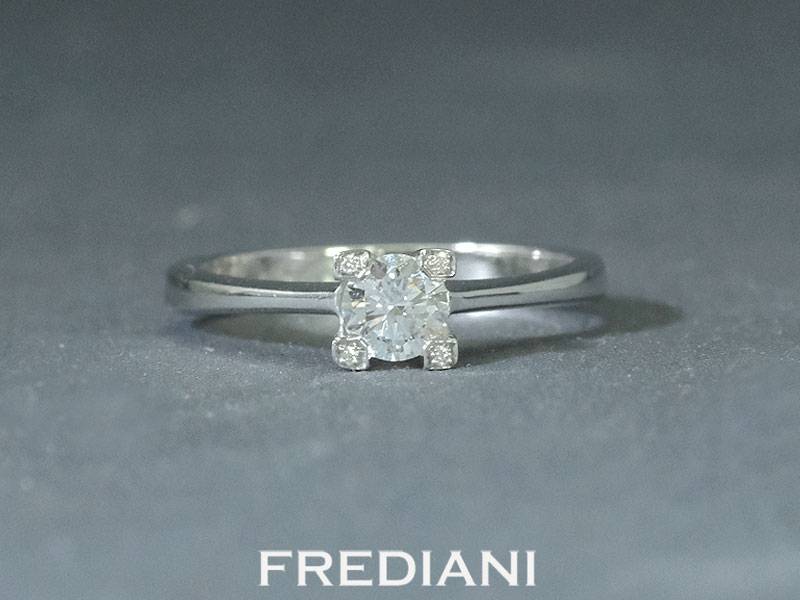 Solitaire en or blanc 750/000 serti d'un diamant naturel certifié