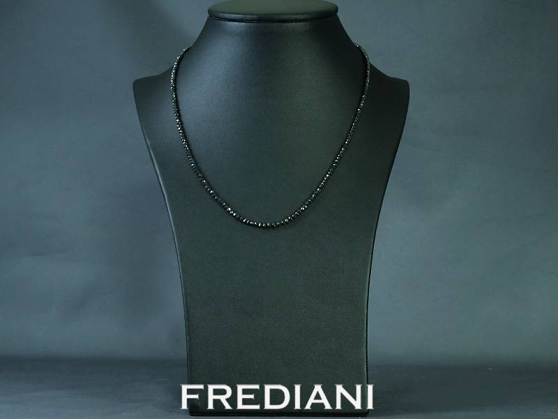 Collier en diamants noirs et fermoir en or blanc