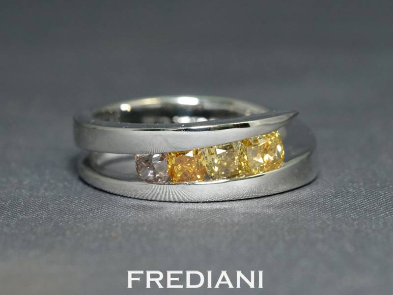 Bague en or blanc 750/000 sertie de 4 diamants coussins de couleur naturels