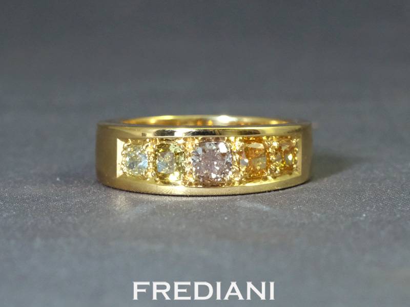 Bague en or jaune 750/000 sertie de 5 diamants de couleur coussins naturels