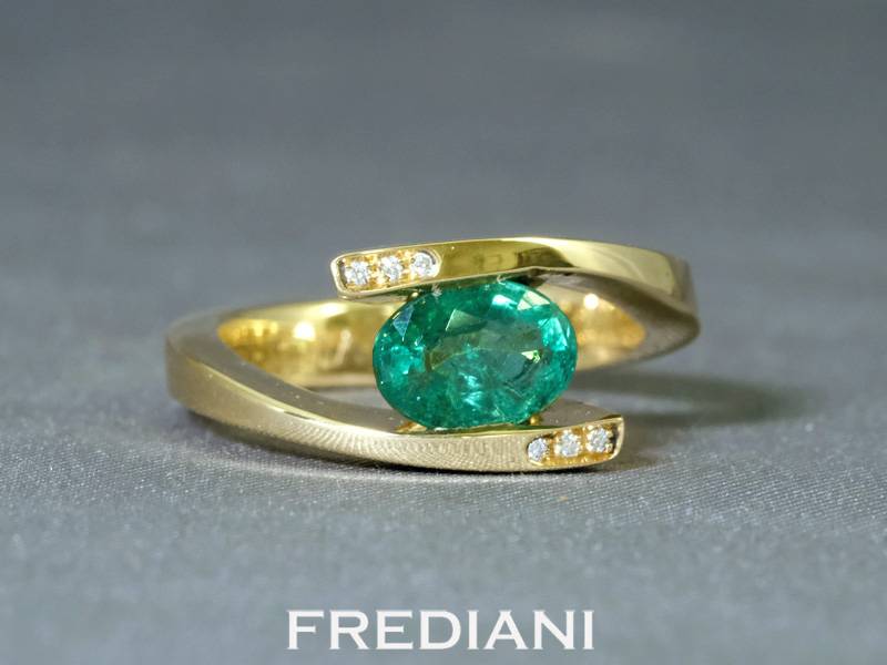 Bague en or jaune 750/000 sertie d'une émeraude ovale et 6 diamants ronds naturels