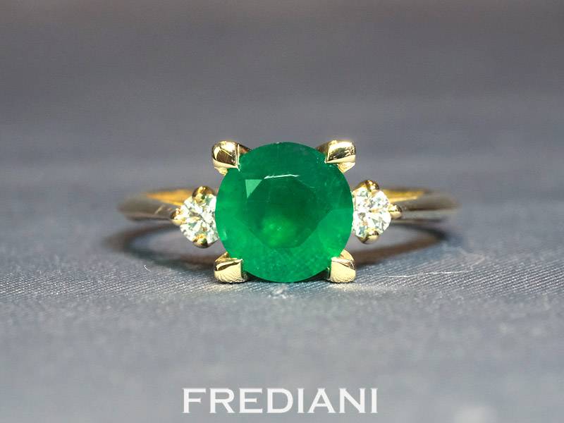 Bague en or jaune 750/000 sertie d'une émeraude ronde de 7 mm et 2 diamants naturels 
