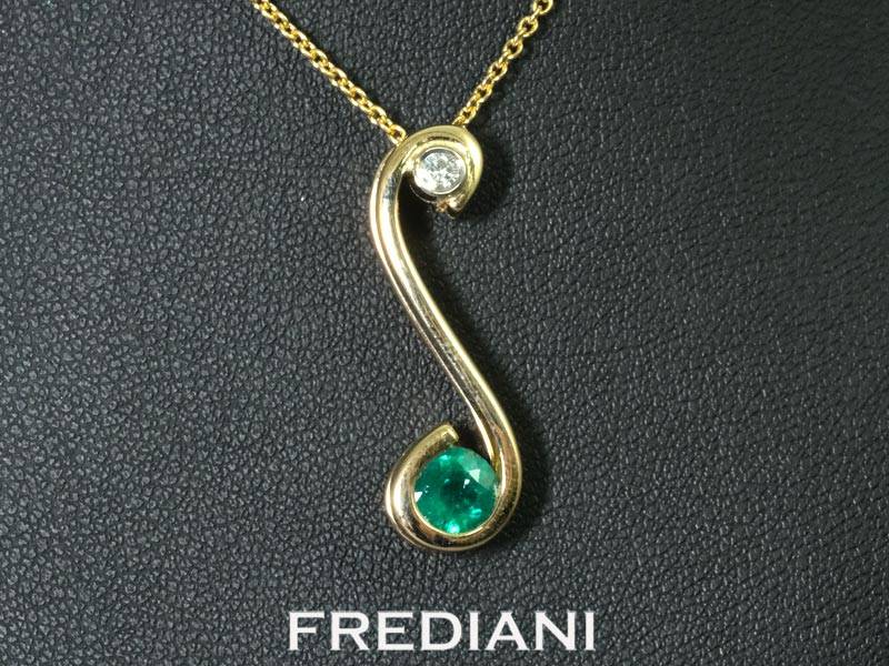Pendentif en or jaune 750/000 serti d'une émeraude ronde et d'un diamant naturel.