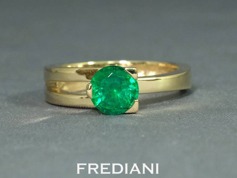 Bague en or jaune sertie d'une émeraude ronde