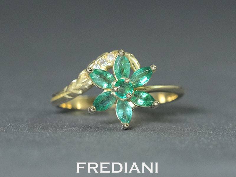 Bague en or jaune sertie de 7 émeraudes et de 4 diamants naturels