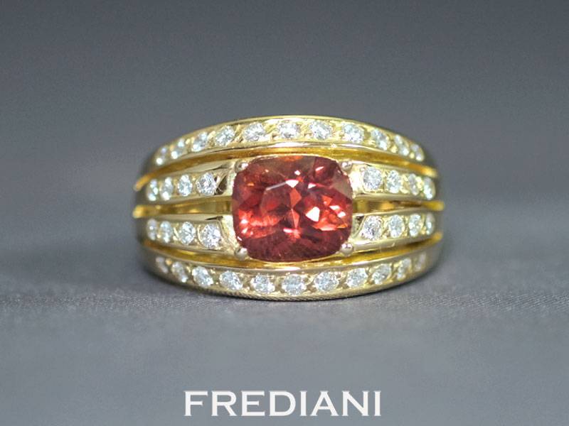 Bague en or jaune 750/000 sertie d'un grenat malaya coussin et 38 diamants naturels GVS