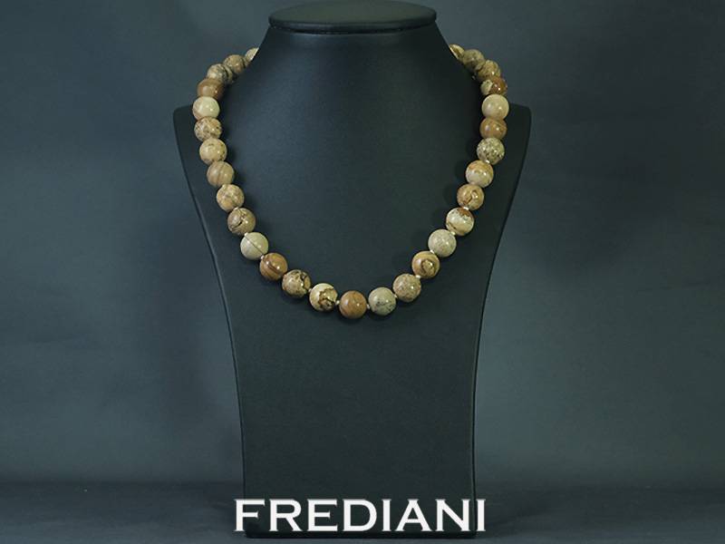 Collier en boules de jaspe naturel  12 mm et fermoir en or jaune 750/000.