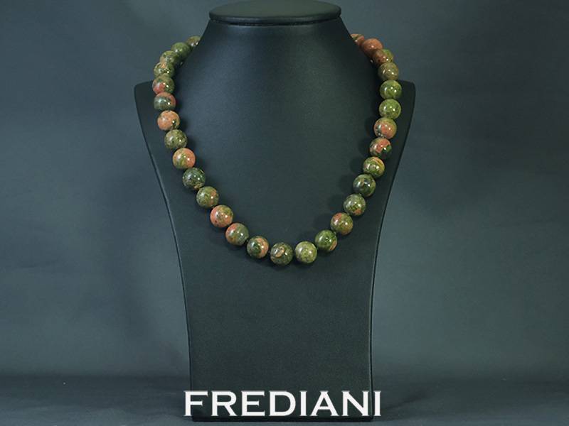 Collier en boules de jaspe naturel  12 mm et fermoir en argent 925/000.