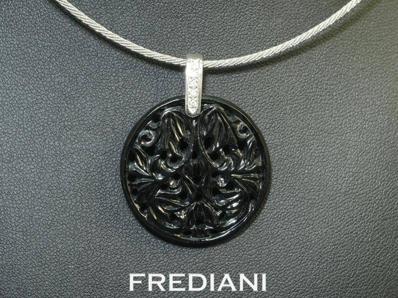 Pendentif en or blanc 750/000 serti d'un onyx sculpté et 5 diamants naturels
