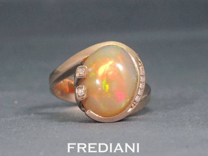 Bague en or rouge sertie d'une opale naturelle et 7 diamants