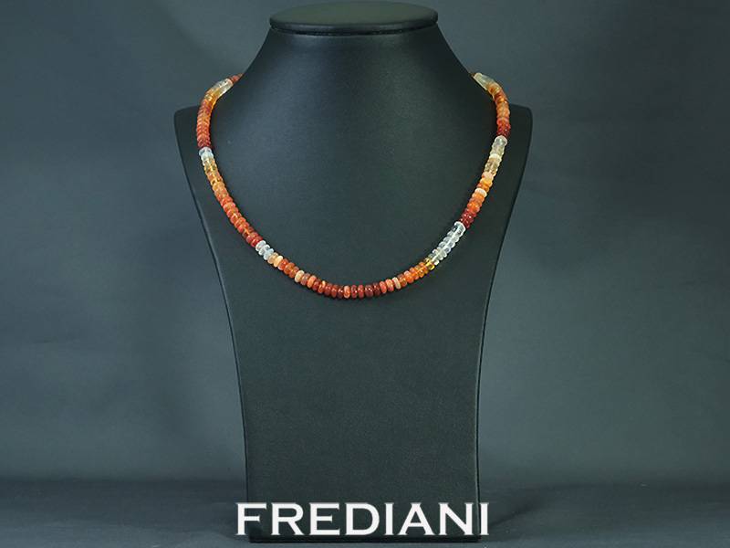 Collier en Opale de feu et fermoir en Or jaune