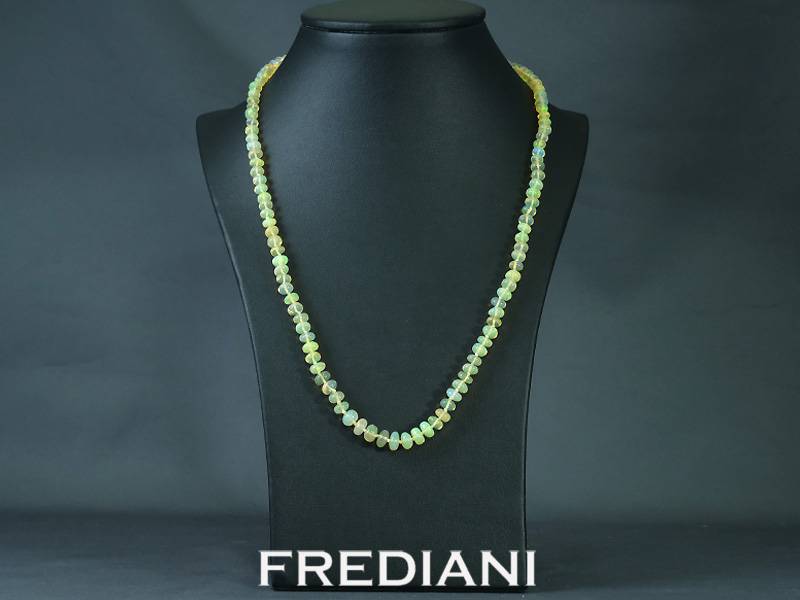 Collier en opale naturelle et or blanc