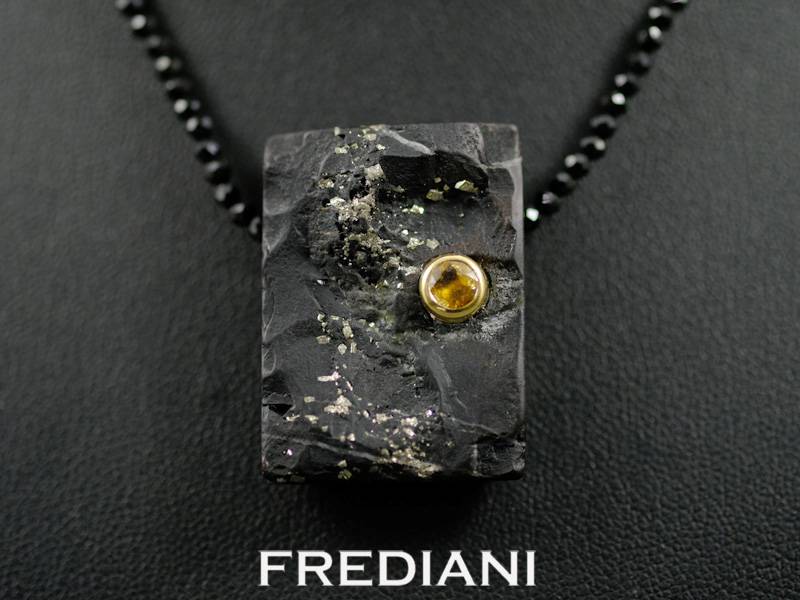 Collier en spinelles noirs, pendentif plaque d'ardoise incrustée de pyrite et sertie d'un saphir jaune